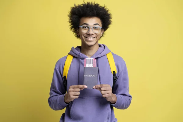 Pria Afrika Amerika Yang Tersenyum Menarik Memegang Paspor Dengan Tiket — Stok Foto