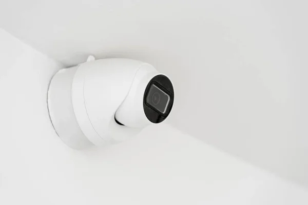 セキュリティ オブジェクト保護の概念 見えない ビデオ監視カメラは天井の下に取り付けられている — ストック写真