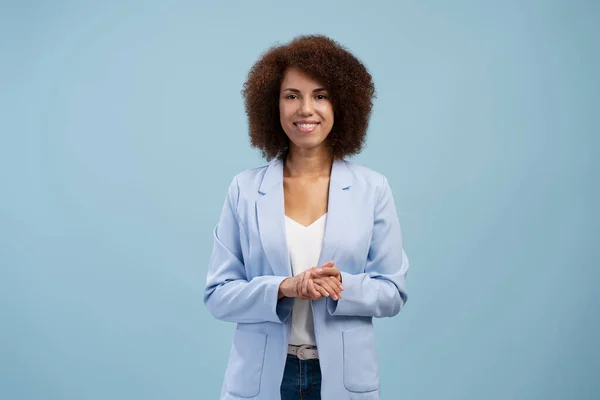 成功的非洲裔美国女企业家站在那里 看着被蓝色背景隔离的相机 西装革履的快乐微笑女商人 — 图库照片