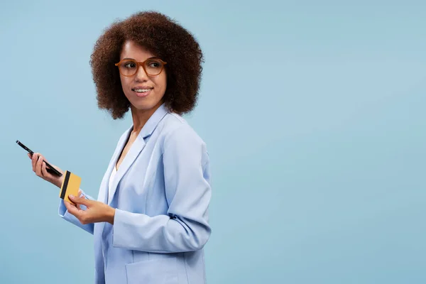 Confident African American Pretty Businesswoman Holding Credit Card Mobile Phone — Φωτογραφία Αρχείου