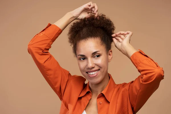 Portrait Cheerful Curly African Woman Preparing Hairstyle Looking Away Toothy — Stockfoto