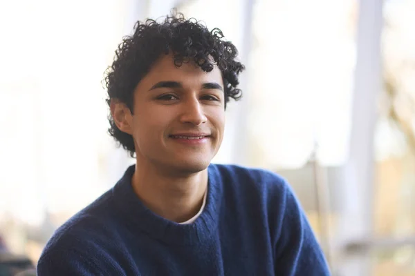 Retrato Confiante Homem Latino Americano Sorridente Estudante Universitário Empreendedor Freelancer — Fotografia de Stock