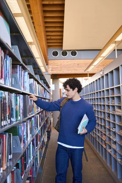 Kluger Lateinamerikanischer Student Der Bücherregalen Auf Dem Campus Der Universitätsbibliothek — Stockfoto