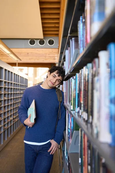 Bonito Estudante Latino Americano Sorri Olhando Para Câmera Visitando Biblioteca — Fotografia de Stock
