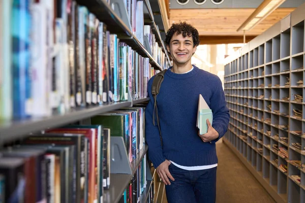 Schöner Positiv Gemischter Typ Ein Intelligenter Student Der Bücherregalen Einem — Stockfoto