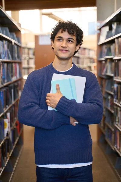 Estudante Masculino Positivo Atenciosamente Olhando Lado Prateleiras Com Livros Escolhendo — Fotografia de Stock