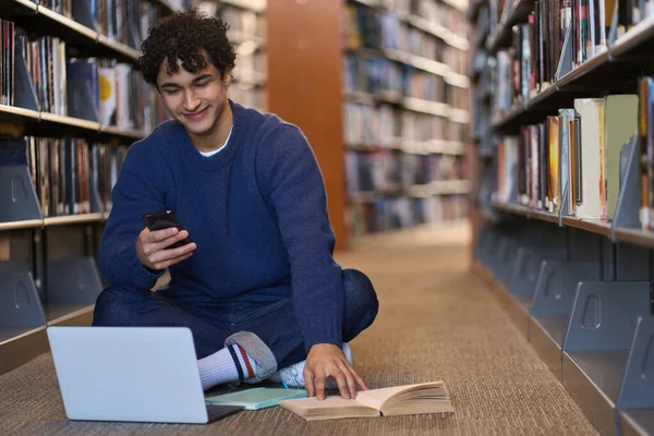 Schöner Positiver Lateinamerikanischer Mann Student Der Zeit Auf Dem Bibliotheksgelände — Stockfoto
