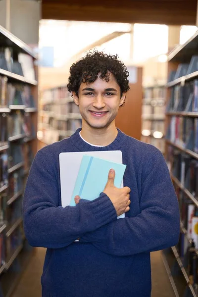 Lächelnde Hispanische Junge Männliche Studenten Die Copybook Und Laptop Der — Stockfoto