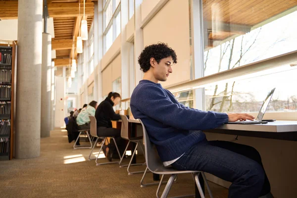 Lateinamerikanischer Intelligenter Männlicher Student Sitzt Schreibtisch Und Benutzt Laptop Bereitet — Stockfoto