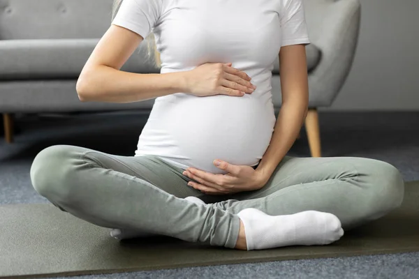 Ung Gravid Kvinna Vidrör Hennes Mage Meditation Sitter Lotus Poserar — Stockfoto