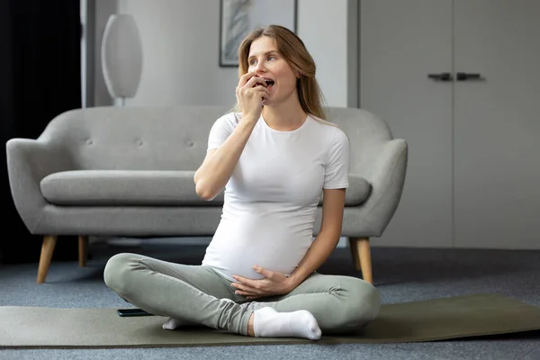 Ung Gravid Kvinna Som Utövar Yoga Sittandes Lotus Poserar Ätande — Stockfoto