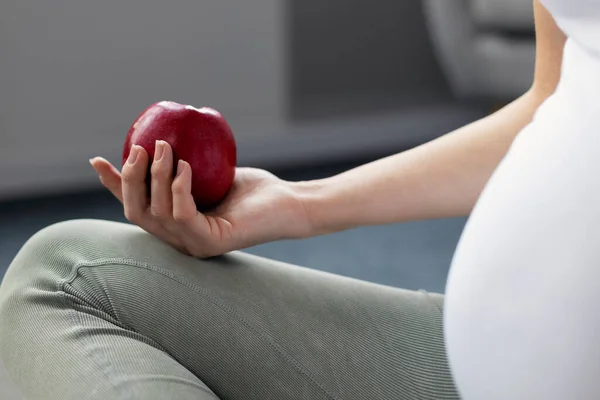 Terhes Aki Földön Ülve Gyakorolja Jógát Otthon Tartja Vörös Almát — Stock Fotó