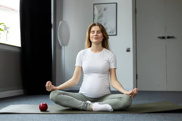Ung Attraktiv Gravid Kvinna Mediterar Gör Yoga Sitter Lotus Pose — Stockfoto