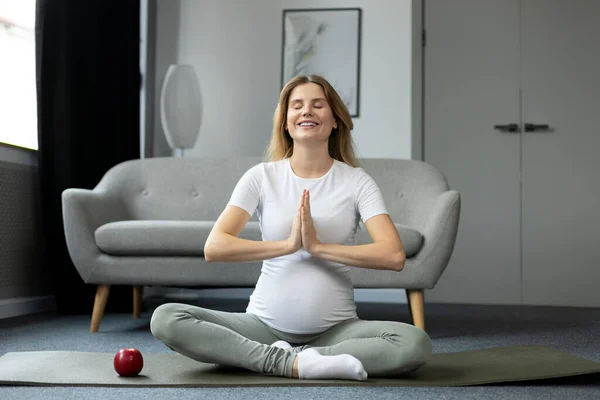 Leende Vacker Gravid Kvinna Utövar Mediterar Gör Yoga Sitter Lotus — Stockfoto