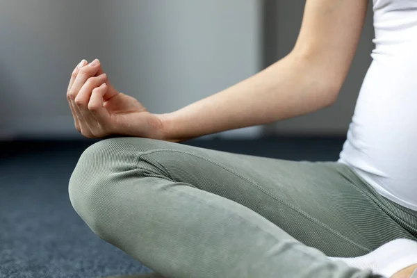 Närbild Den Gravida Kvinnan Mediterar Utövar Yoga Sitter Lotus Poserar — Stockfoto