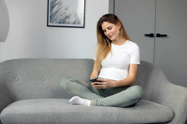 Young Beautiful Pregnant Woman Holding Mobile Phone Communication Reading Text — Stock Photo, Image