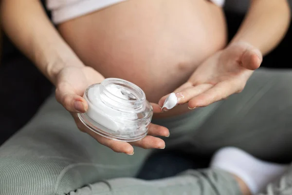 Primer Plano Mano Mujer Embarazada Aplicando Crema Hidratante Estrías Embarazo —  Fotos de Stock