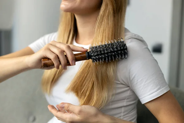 Kadın Elinin Saçını Evde Taramasına Yakın Çekim Seçici Odaklanma Güzellik — Stok fotoğraf
