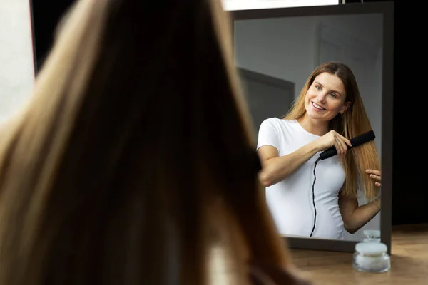 Kendine Güvenen Saçları Düzleştiren Aynaya Bakan Elektrikli Ütü Kullanan Hamile — Stok fotoğraf