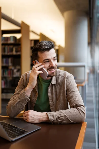 Schöner Geschäftsmann Der Arbeitsplatz Mit Dem Handy Telefoniert Lächelnde Freiberuflerin — Stockfoto