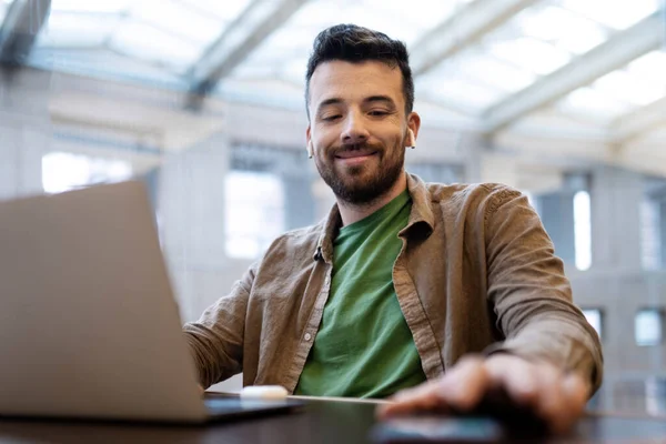 Uśmiechnięty Atrakcyjny Biznesmen Używa Laptopa Komputera Miejscu Pracy Facet Średnim — Zdjęcie stockowe