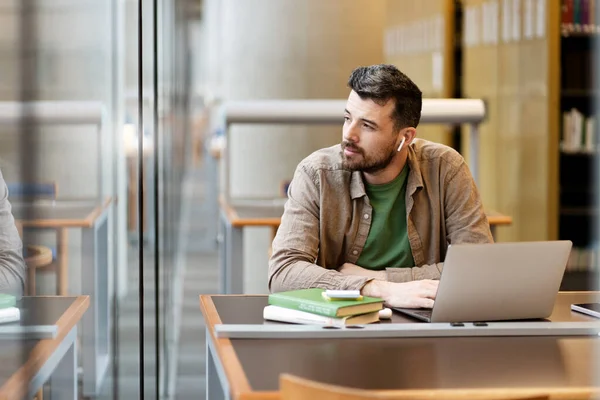 Pensive Aantrekkelijke Man Werkt Werkplek Maakt Gebruik Van Laptop Man — Stockfoto