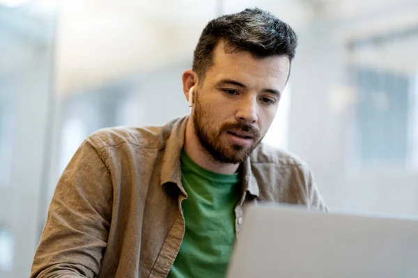 Pensive Aantrekkelijke Man Gebruikt Laptop Heeft Videoconferentie Student Draadloze Koptelefoon — Stockfoto