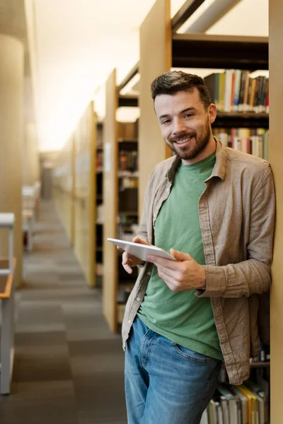 Positivo Sorrindo Estudante Latino Biblioteca Universidade Usando Tablet Leitura Livros — Fotografia de Stock