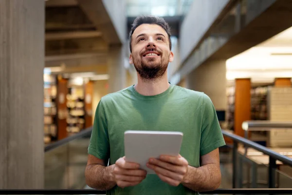 Aantrekkelijke Spaanse Man Gebruikt Tablet Kijkt Omhoog Gelukkige Student Casual — Stockfoto