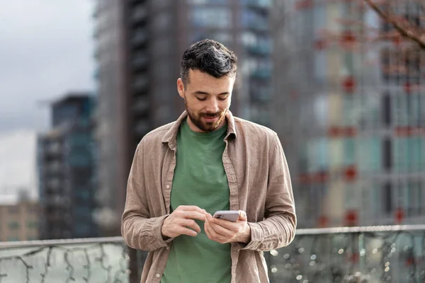Usmívající Hipster Muž Pomocí Mobilního Telefonu Nakupování Online Venku Šťastný — Stock fotografie
