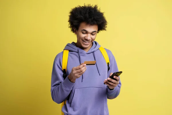 Usmívající Afroameričan Držící Kreditní Kartu Mobilní Telefon Izolovaný Žlutém Pozadí — Stock fotografie