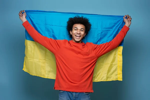 Mavi Arka Planda Ukrayna Bayrağı Taşıyan Heyecanlı Adam Genç Duygusal — Stok fotoğraf