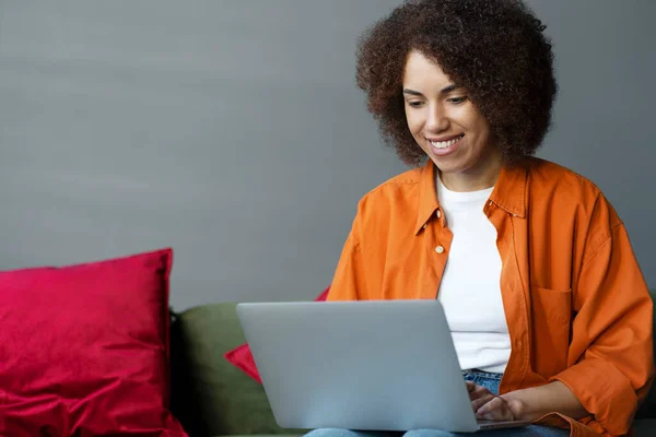 Självsäker Afroamerikansk Ung Kvinna Använder Laptop För Fjärrarbete Hemma Interiör — Stockfoto