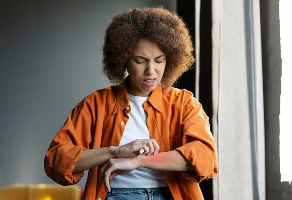 Anxious Young African American Woman Self Harming While Scratching Her — Stock Photo, Image