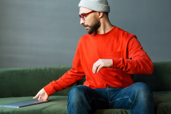 Moda Kırmızısı Çerçeveli Gözlüklü Şık Beyaz Sakallı Genç Bir Adam — Stok fotoğraf