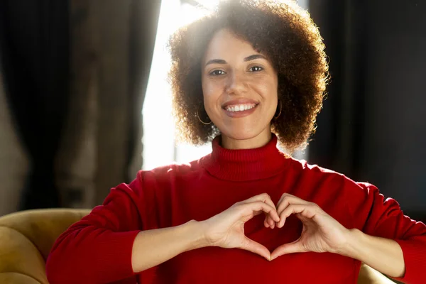 Atrakcyjna Pozytywna Przyjazna Afroamerykanka Uśmiechnięta Aparatu Fotograficznego Kształtująca Serce Palców — Zdjęcie stockowe