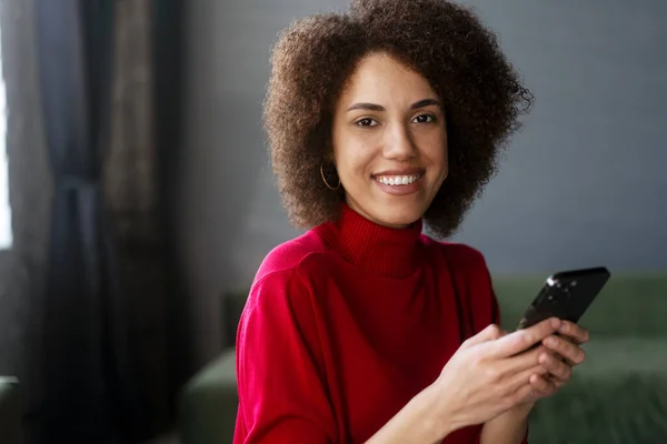 Multi Ethnic Pleasant Woman Red Casual Attire Using Mobile Phone — Stock Photo, Image