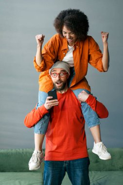 Birkaç aşırı mutlu arkadaş ellerinde akıllı telefon, oyun oynuyorlar, spor bahisleri, kutlama başarısı. Mutlu adam ve kadın internetten alışveriş yapıyor, evden yemek sipariş ediyor. Yenilik kavramı