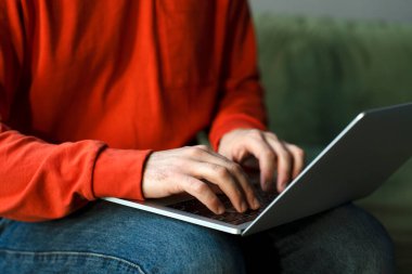 Dizüstü bilgisayar kullanan, klavye üzerinde çalışan, serbest çalışan, seçici odaklanan metin yazarlarının kapatılması. Başarılı programcı kodlaması, teknoloji konsepti