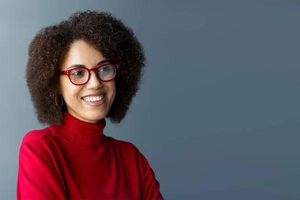 有自信微笑的非洲裔美国女商人的画像 戴着时髦的眼镜 穿着红色的高领毛衣 背景与外界隔绝 复制空间 成功的商业概念 — 图库照片