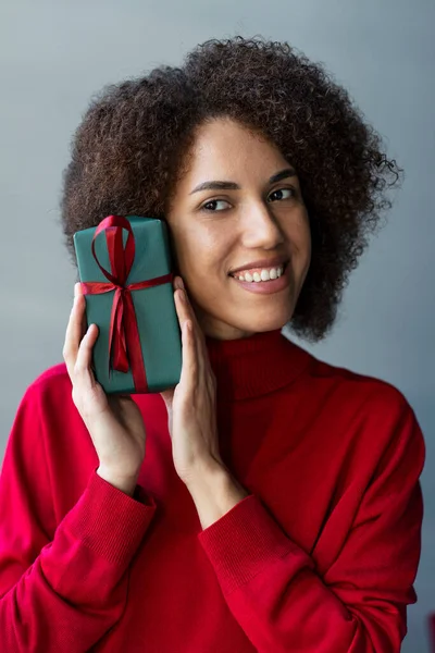 Portret Van Een Lachende Krullende Afro Amerikaanse Vrouw Met Geschenkdoos — Stockfoto