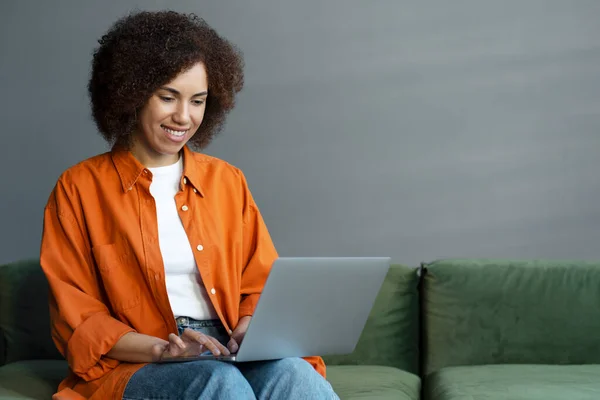 Lachend Zelfverzekerde Afro Amerikaanse Vrouw Die Laptop Computer Gebruikt Die — Stockfoto
