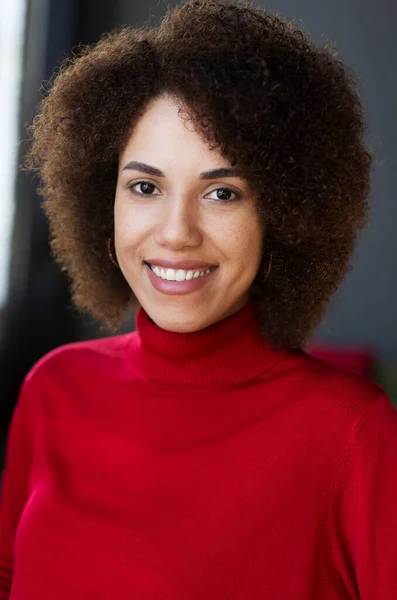 魅力的な幸せなアフリカ系アメリカ人女性の本物の肖像画 笑顔巻き毛の学生身に着けています赤いTurtleeckセーター見ますカメラ — ストック写真