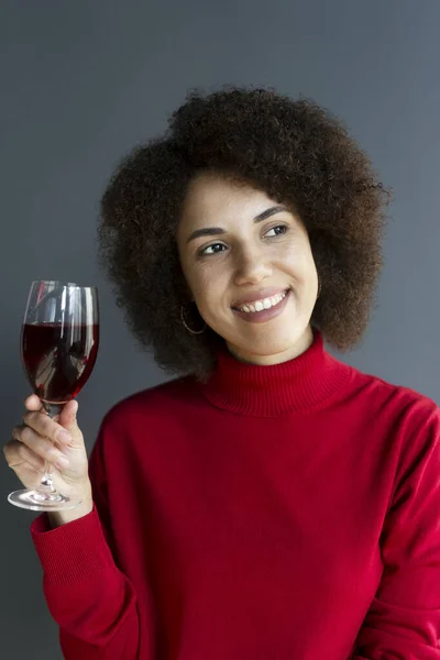 Atractiva Sonriente Mujer Afroamericana Bebiendo Vino Tinto Sentado Restaurante —  Fotos de Stock