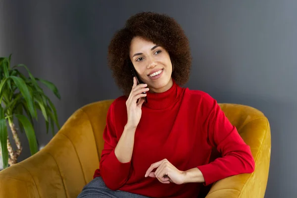 Piękna Uśmiechnięta Pewna Siebie Afroamerykanka Rozmawiająca Przez Telefon Komórkowy Odbierająca — Zdjęcie stockowe