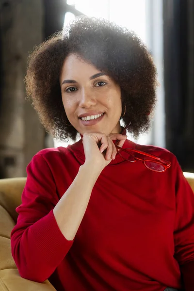 Portret Pewnej Siebie Uśmiechniętej Afroamerykanki Trzymającej Czerwone Okulary Patrzącej Kamerę — Zdjęcie stockowe