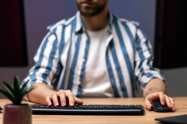 Telif yazarının ellerinin klavyeye yazı yazması, serbest çalışma projesi iş yerinde oturması, başarılı bir iş. Teknoloji konsepti