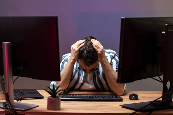 Zmęczony Przepracowanym Biznesmenem Bólem Głowy Stracił Pieniądze Siedząc Biurze Zestresowany — Zdjęcie stockowe
