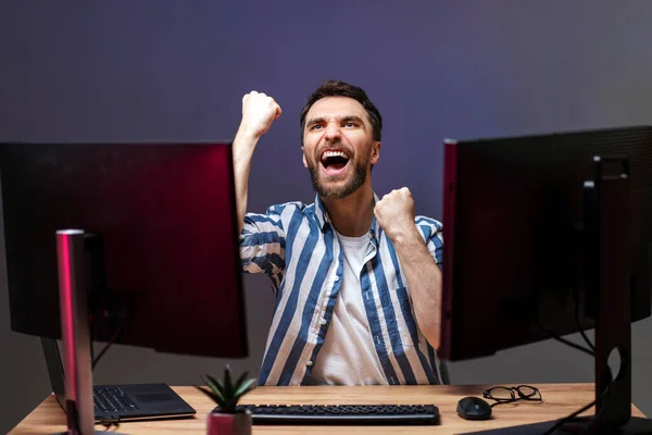 Радостный Человек Играет Дома Компьютерную Игру Выигрывает Празднует — стоковое фото