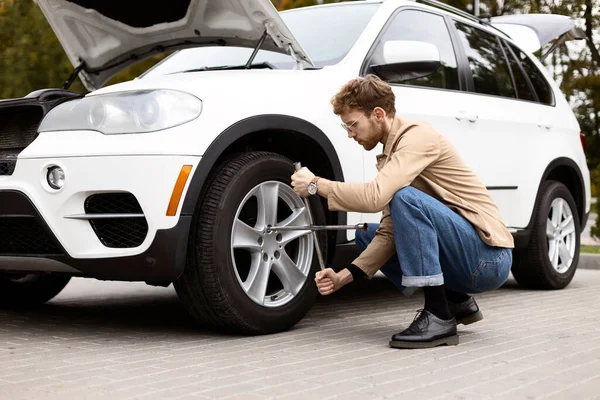 Pensive Man Changes Tire Suv Outdoors Car Repair Concept — Stock Photo, Image